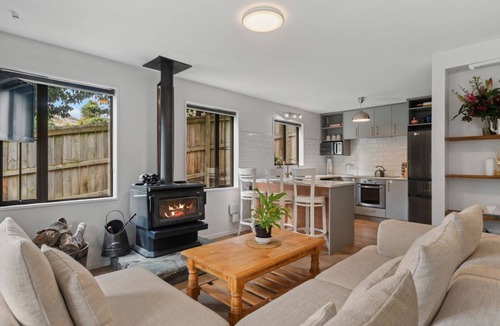 Arthur's Point House | Arthurs Cottage Seasonal Holiday Home