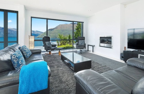 Fernhill House | Ataahua - Luxury home with spa pool - 3km to town