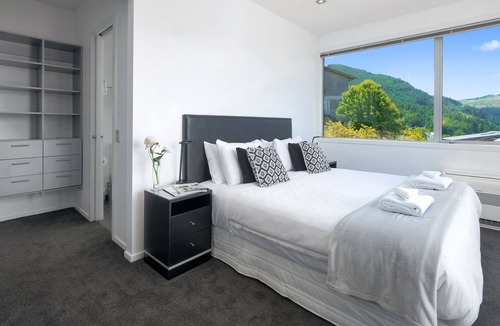 Fernhill House | Ataahua - Luxury home with spa pool - 3km to town