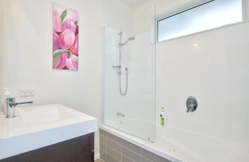 Lake Hayes Apartment | Banbury Deluxe with Spa Bath! Nice and Private