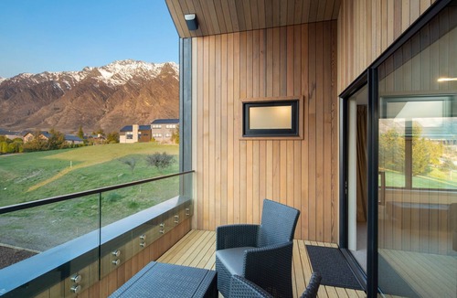 Kawarau Falls House | Beautiful 3 bedroom home | Hot Tub | Stunning View