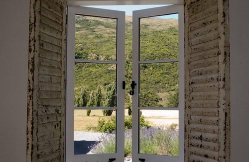 Gibbston Cottage | Beautiful French Style Cottage with an Outdoor Bath