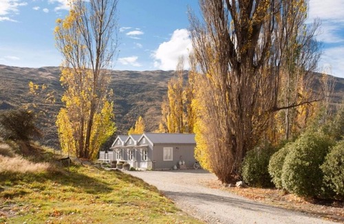 Gibbston Cottage | Beautiful French Style Cottage with an Outdoor Bath