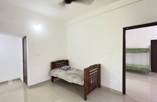 Quilandi House | Charming 1-bedroom house in Koyilandy with WiFi access