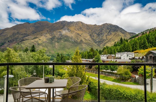 Arthur's Point Apartment | Chic Alpine Penthouse, Cosy with Fabulous Views