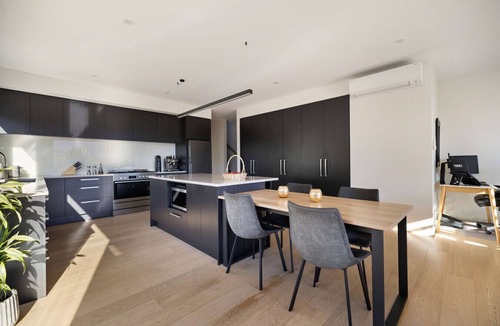 Kawarau Falls House | Close to remarkable ski field, parking and warm.