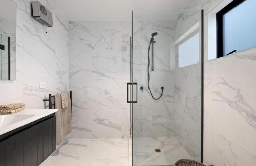 Sunshine Bay House | Contemporary 4 Bedroom House with Stunning View