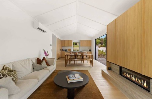 Arrowtown House | Cottonwood Villa | Outdoor spa pool, fireplace, and BBQ