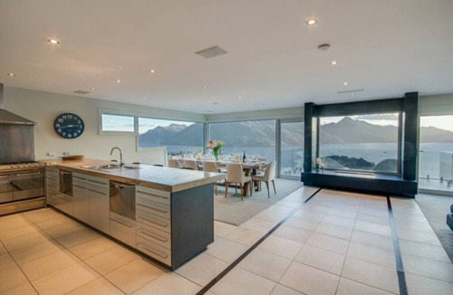 Queenstown House | Ekara House, high on Queenstown Hill, 5 Bedrooms with ensuites.