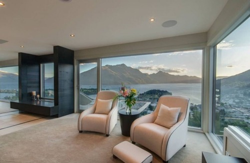 Queenstown House | Ekara House, high on Queenstown Hill, 5 Bedrooms with ensuites.