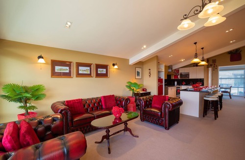 Frankton Apartment | First in the Sun. Quiet 1st floor apartment. Fantastic River and Mountain Views