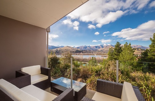 Frankton Apartment | First in the Sun. Quiet 1st floor apartment. Fantastic River and Mountain Views