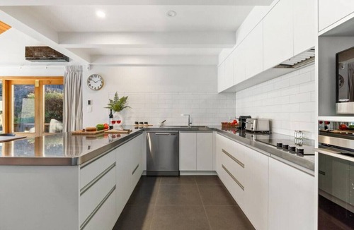 Sunshine Bay House | High-end haven with uninterrupted lakeviews
