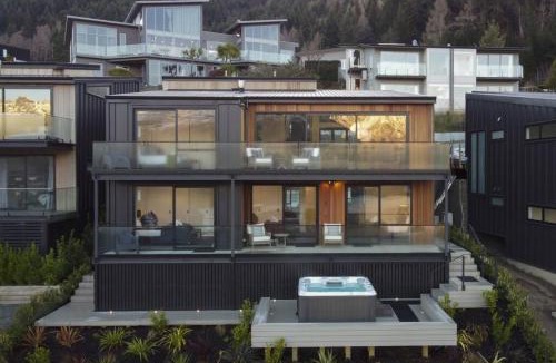 Queenstown Villa | Highview Hideaway - hot tub with lake views