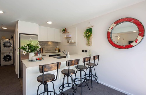 Queenstown City Centre Apartment | Hillside Villa 1 – Modern 2BR Walk to Town & A/C