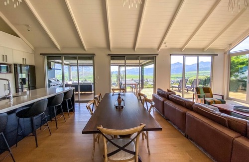 Jacks Point House | Horoeka House | Stunning views and spa Pool