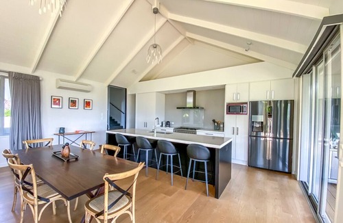 Jacks Point House | Horoeka House | Stunning views and spa Pool