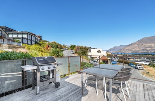 Queenstown City Centre House | Iconic Queenstown Views, Hot Tub, Walk To Town