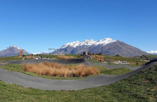 Kawarau Falls House | Incredible Views of the Remarks - New 2 Bed Townhouse