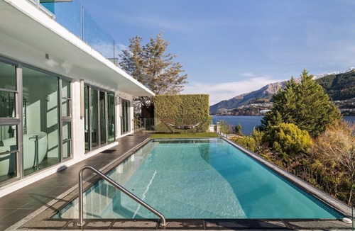 Kelvin Heights House | Infinity Heights - Infinity Pool with Lake View