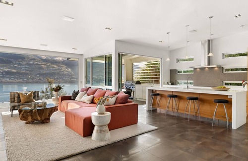 Kelvin Heights House | Infinity Heights - Infinity Pool with Lake View