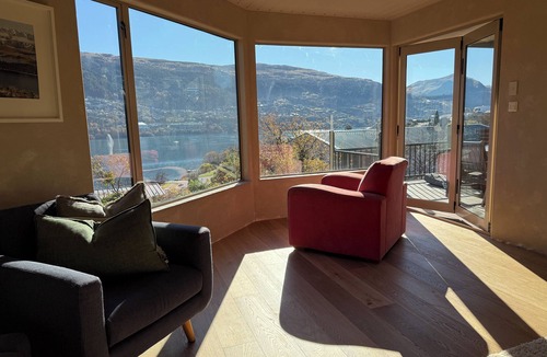 Kelvin Heights House | KELVIN HEIGHTS, QUEENSTOWN - lake views, sunny
