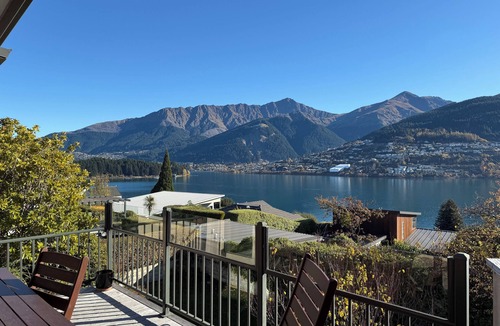 Kelvin Heights House | KELVIN HEIGHTS, QUEENSTOWN - lake views, sunny
