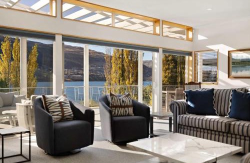 Kelvin Heights House | Kelvin Heights Retreat Lake Views BBQ Fireplace