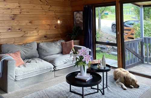 Fernhill House | Kiwi Bach vibes, lake views, close to town