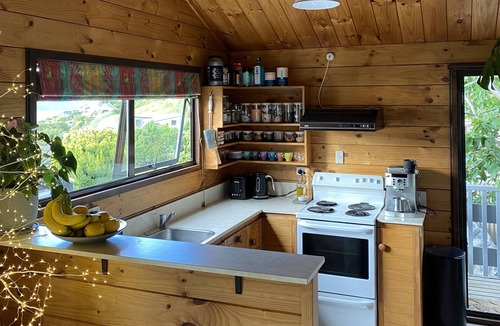Fernhill House | Kiwi Bach vibes, lake views, close to town