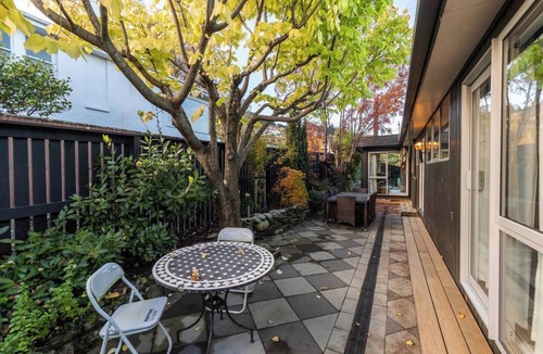 Queenstown City Centre House | Lake Edge Home With Stunning Views & Walk To Town