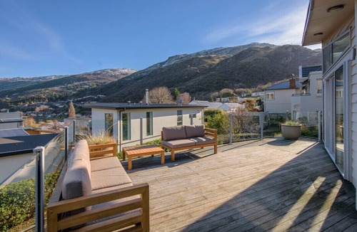 Frankton Cottage | Lake Views on Yewlett - Queenstown Holiday Home