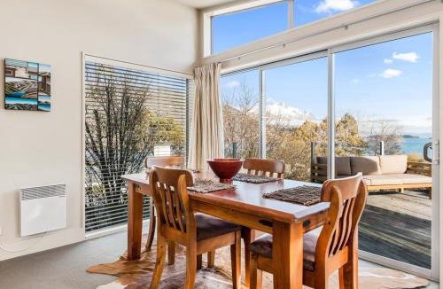 Frankton House | Lake Views on Yewlett - Queenstown Holiday Home