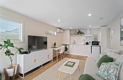 Sunshine Bay Apartment | Lake Wakatipu & Mountain Views, Close To Downtown