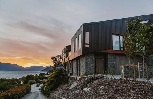 Queenstown House | Lakehouse Joela | Award winning luxury home | Close to central Queenstown