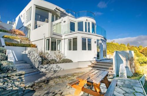 Kelvin Heights House | Lakeside Escape