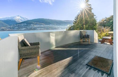 Kelvin Heights House | Lakeside Escape