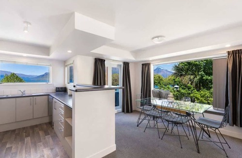 Queenstown Apartment | Lakeside Gem | Absolute Waterfront