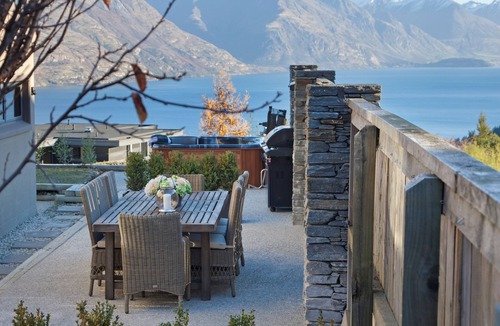 Queenstown Villa | London Retreat - 8 beds, 6+ baths, 16 guests, 5 stars.