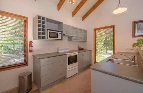 Speargrass Flat Cottage | Lovely Two-Bedroom Cottage below Coronet Peak