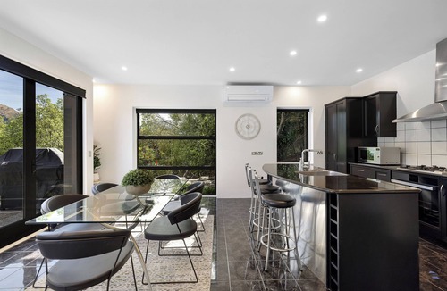 Kelvin Heights House | Luxurious Lake View Escape - 3 Bedroom Home!