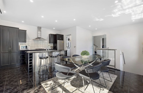 Kelvin Heights House | Luxurious Lake View Escape - 3 Bedroom Home!