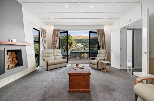 Kelvin Heights House | Luxurious Lake View Escape - 3 Bedroom Home!