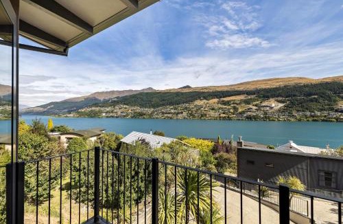 Kelvin Heights Villa | Luxurious Lake View Escape