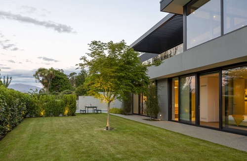 Kelvin Heights Apartment | Luxury apartment with pool and spa located on the lake front