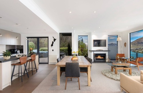 Queenstown House | Luxury Lake View Retreat with Hot Tub