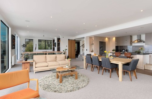 Queenstown House | Luxury Lake View Retreat with Hot Tub