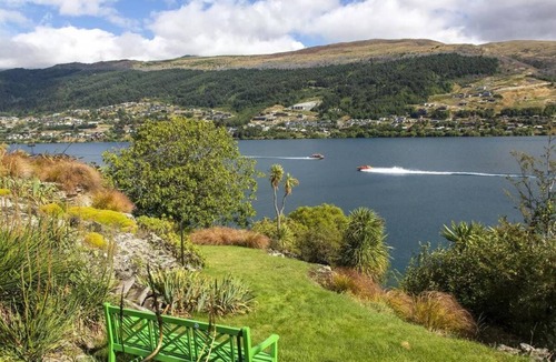 Kelvin Heights House | Luxury lakeside villa with terrace and spa pool by MajorDomo
