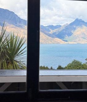 Sunshine Bay Apartment | Majestic Lakeview Studio