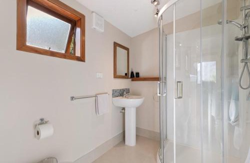 Sunshine Bay Apartment | Majestic Lakeview Studio